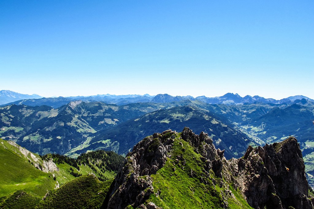 57 noch ein Fernblick Richtung Wilden Kaiser Loferer Steinberge.jpg